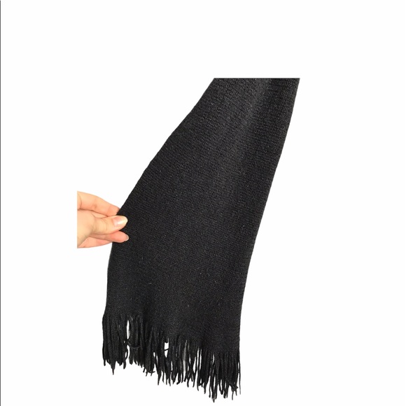 Modena | Black Scarf with Fringed Trimming - Picture 2 of 7